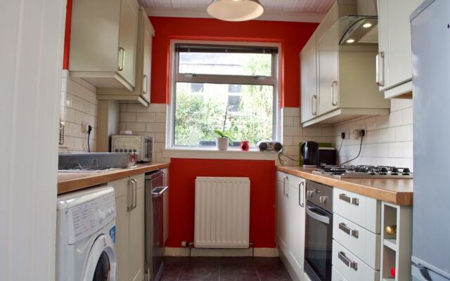 Garden Home Near City Centre With Parking, Sleeps 5