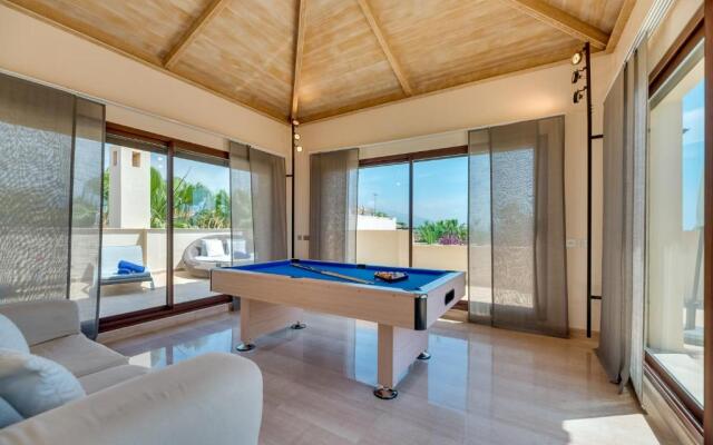300 SQM Penthouse · Private Swimming pool · BBQ · WiFi