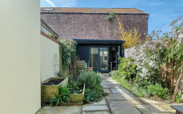 Stylish 2BD with Private Garden & Sauna