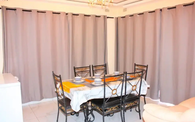 Manacomfy - 14bed House - 4 Baths - Victoria Falls
