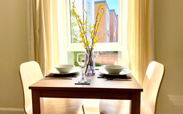 Superior Two-Bed Apartment with Free Parking, CV1 Coventry