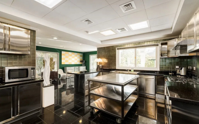 Artsy 4BR DIP Villa w Community Pool Gym