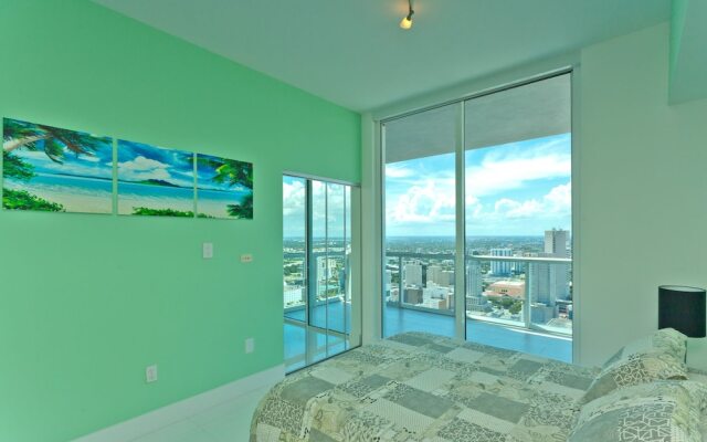 Vizcayne Luxury Condo by 1stHomeRent