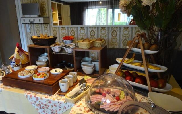 Vintage-Hotel Charivari