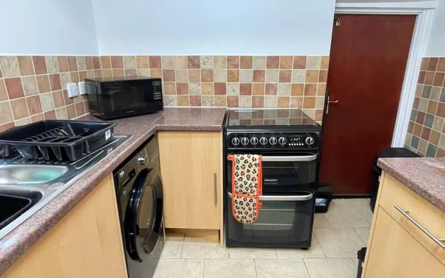 Impeccable 4-bed Home Away From Home in Swindon