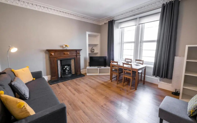 New Superhost Listing: Bright flat nr. University