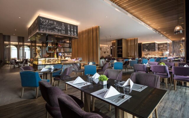 Crowne Plaza Qingdao Oriental Movie Metropolis by IHG