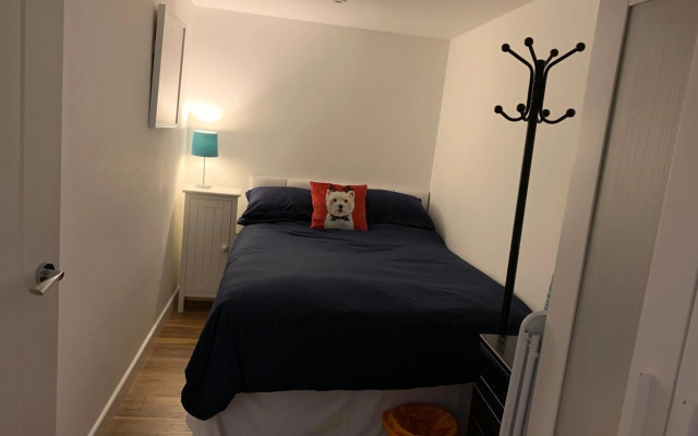 Linda's Annex-NEWLY BUILT separate entrance!!