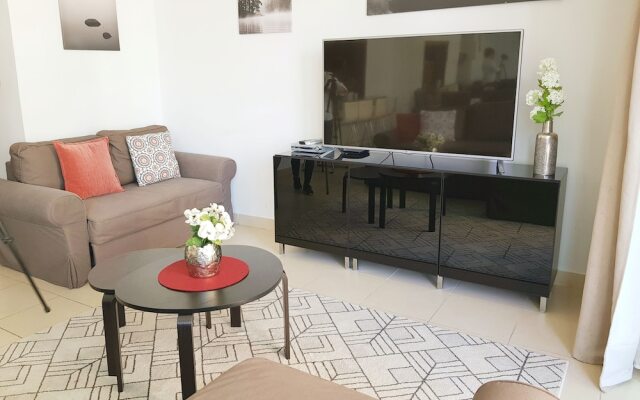 Luton Vacation Home Burj Views