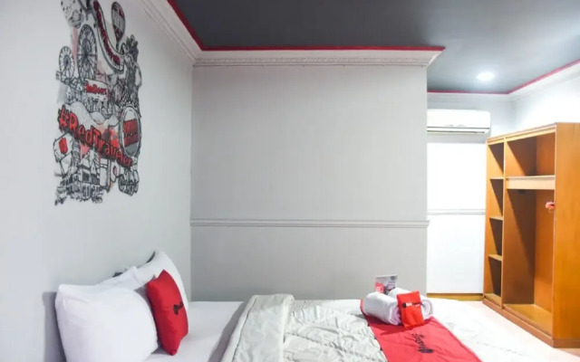 RedDoorz Plus near Senen 2