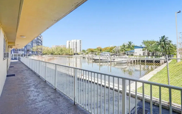 Gorgeous River-view Apartment Hallandale Beach :)