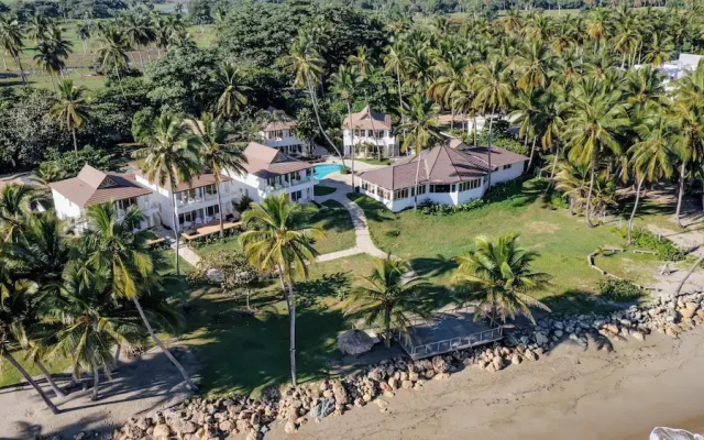 Room in Guest Room - Oceanfront Suite With Kitchenette Stunning Views & Secluded Luxury