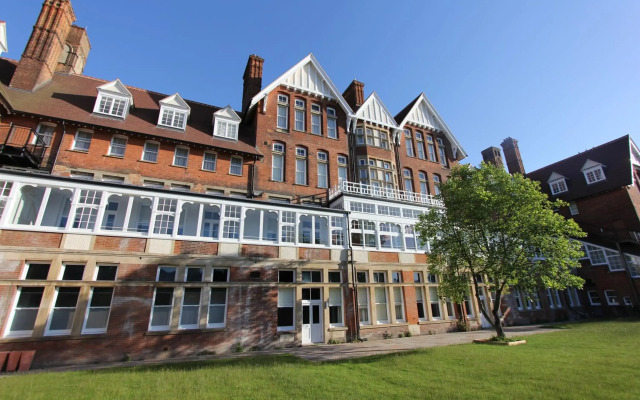 Yarrow Hotel