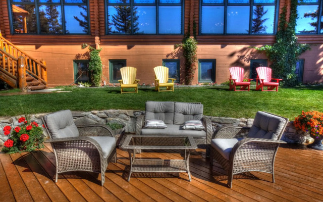 Overlander Mountain Lodge