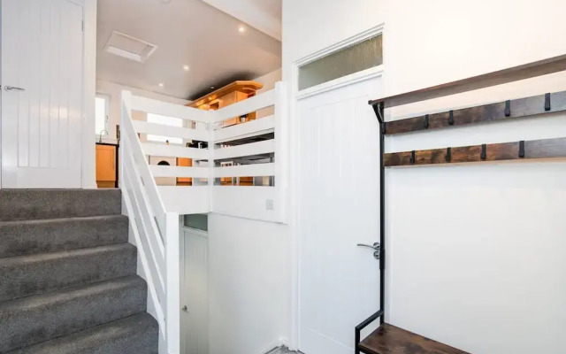 3 Bed House-free Parking-6beds