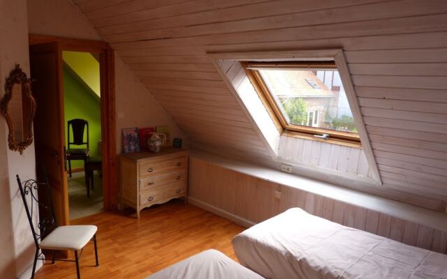 Modern Holiday Home in Hondschoote With Garden