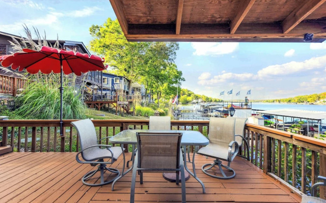 Sunrise Oasis - Enjoy Lakefront Living