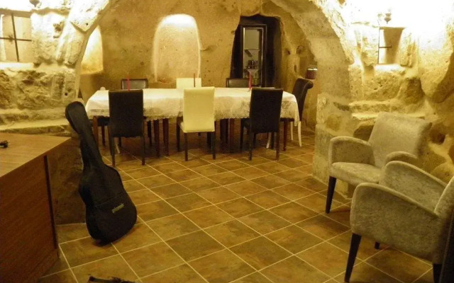 AkCave Suites and Resort