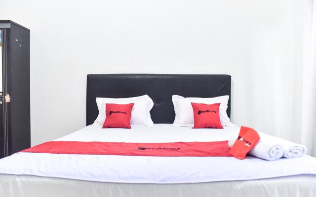 RedDoorz near Sultan Hasanuddin Airport 2