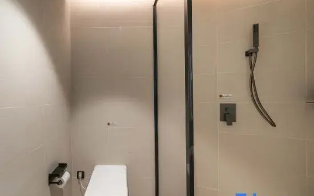 SK Simple Luxury Hotel (Shanghai Xujiahui Gymnasium Subway Station)