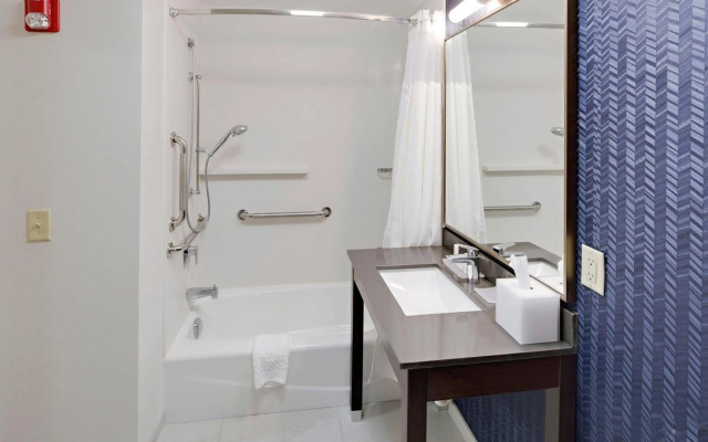 Fairfield Inn and Suites by Marriott Youngstown Austintown