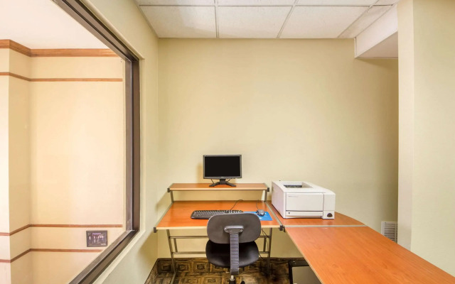 Quality Inn & Suites MidAmerica Industrial Park Area