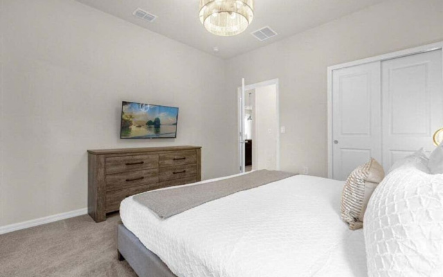 7 Bedroomss/ Windsor Cay Home