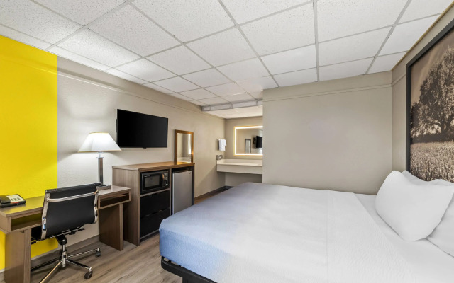 Super 8 by Wyndham Fredericksburg