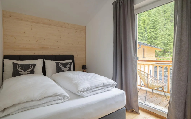 Ski-in Chalet With hot tub and Sauna