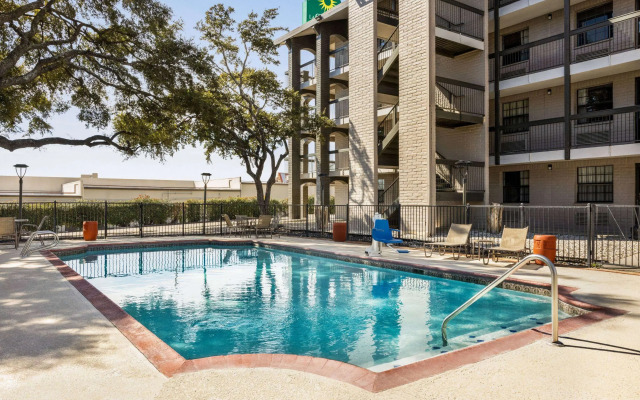 La Quinta Inn by Wyndham San Antonio I-35 N at Toepperwein