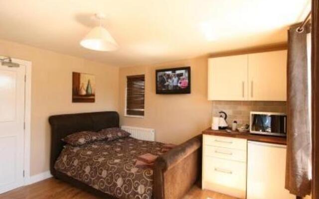 Central Studios Gloucester Road by Rooms Booked - Free Parking