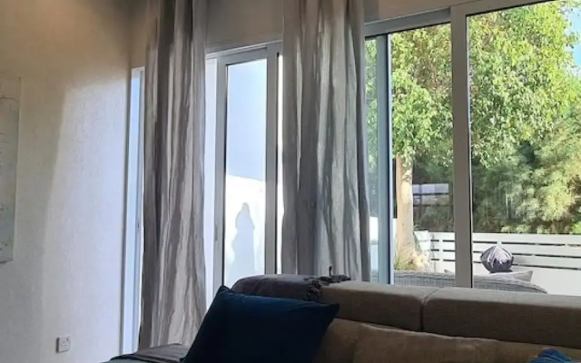 29 LIM - Downtown Retreat