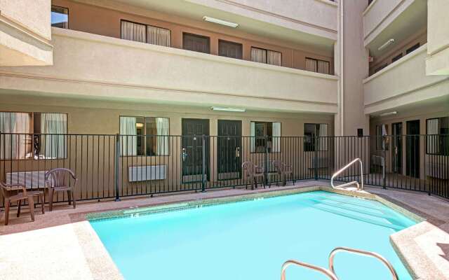 Travelodge by Wyndham Sacramento / Rancho Cordova