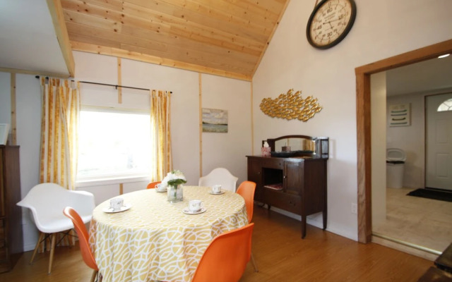 Lakefront Cottage in Manitou Beach