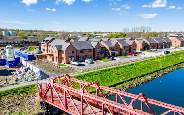 Stunning 2-bed House in Manchester With Canal View