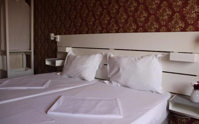 Reina Hotel