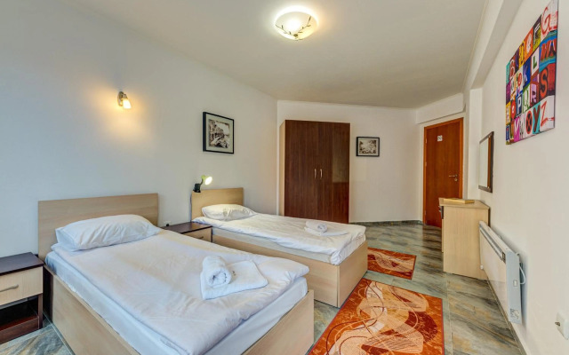 Bright and Spacious 2-BDR Apartment with Balcony