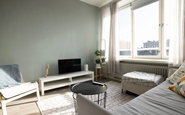 2ndhomes Central 1BR Top Floor Home