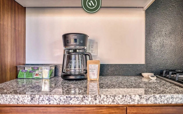 Luxury 2 BR Condo Near Golf Courses and Marina