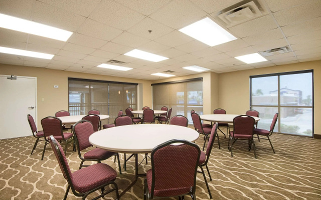 Comfort Suites Beachside