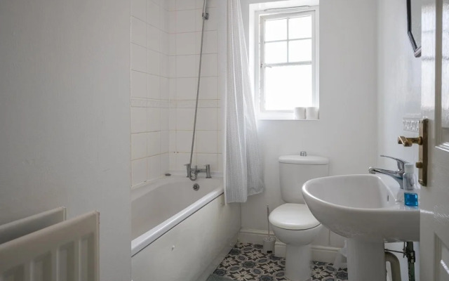 House-sleeps7-parking-garden-sportschannels