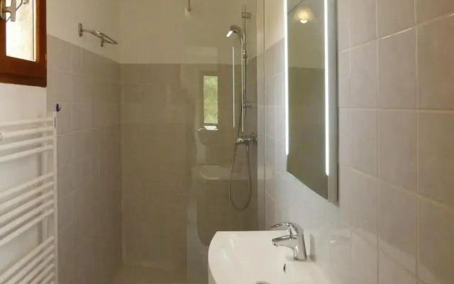 Apartment in Malauctne With Garden