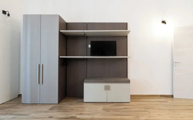 Nicolaus 204 - Brown & Grey Rooms by Wonderful Italy