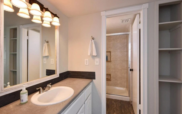 Spacious Updated 2 Masters POOL