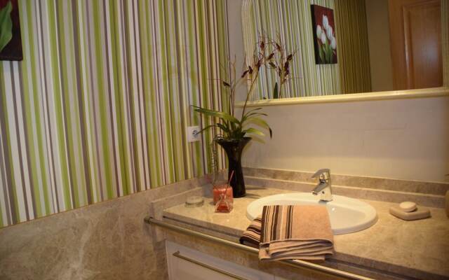 Semi Detached Townhouse Near The Beach