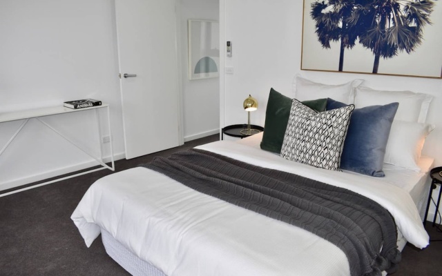 Brand New 2 Bed Apartment with Stunning City Views – Guest Rooms – Melbourne