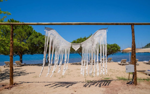 Chillos Beach Hotel & Lounge