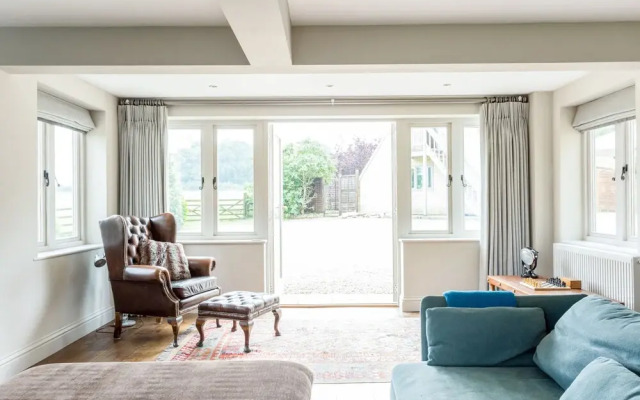 Spacious & Stylish Cotswold Family home