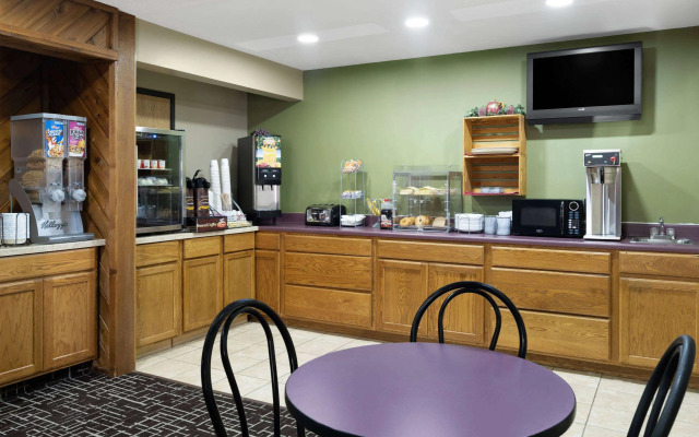 Super 8 by Wyndham Dyersville near Field of Dreams