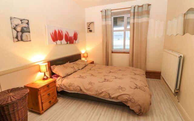 38 Plas Darien. Peredur Suite